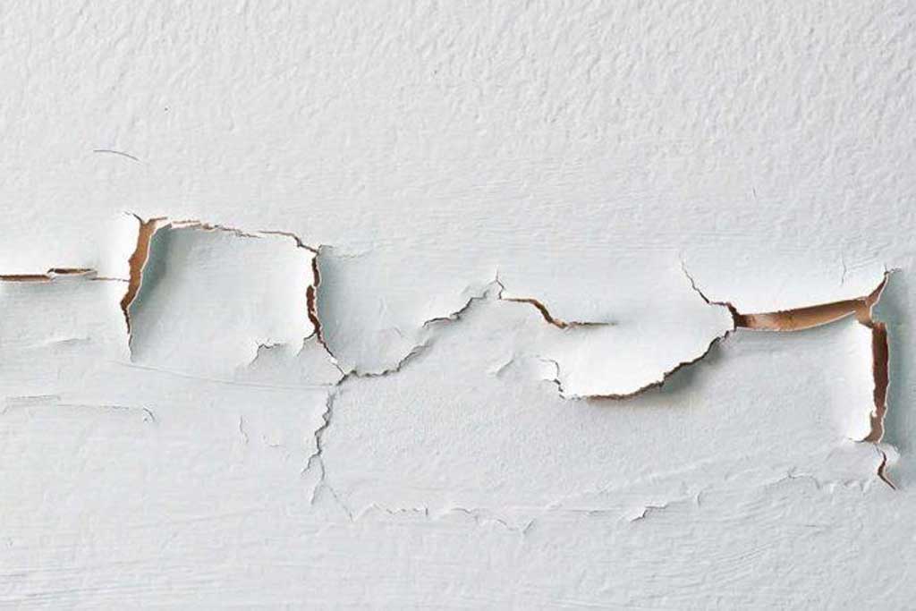 You are currently viewing Don’t Panic: Solutions for Flaking Paint on Your Walls